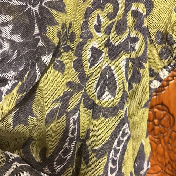 Long, sheer green with grey flowers top - Picture 3 of 4